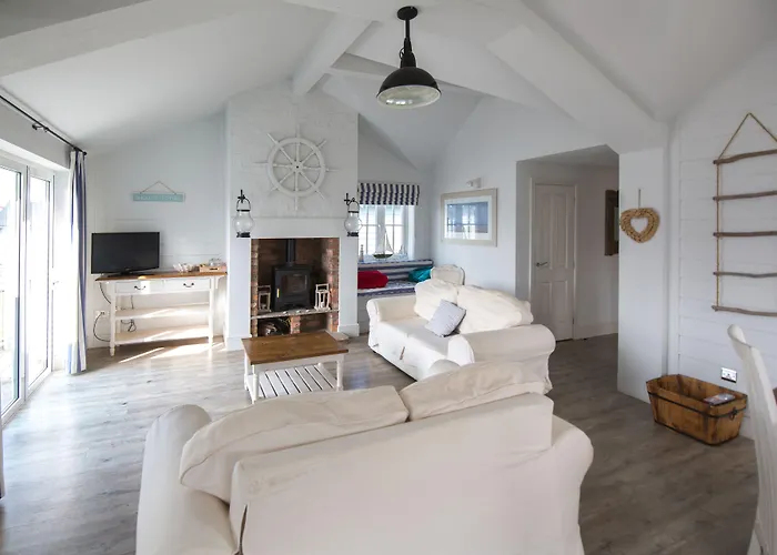 The Bay Village By Away 法利