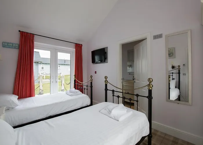 The Bay Village By Away 4* 法利